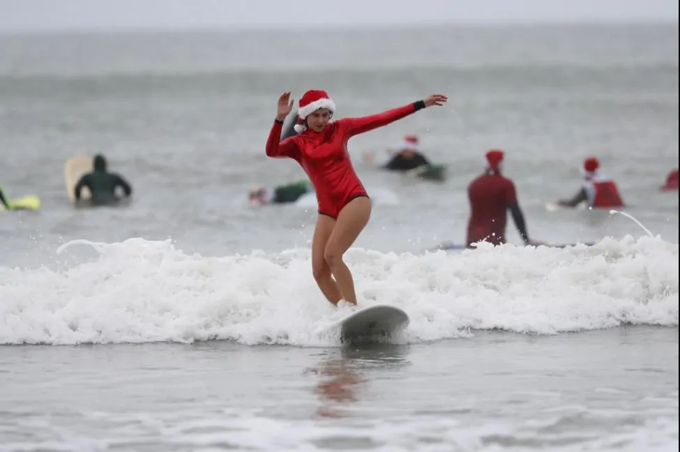 600 Surfing Santas